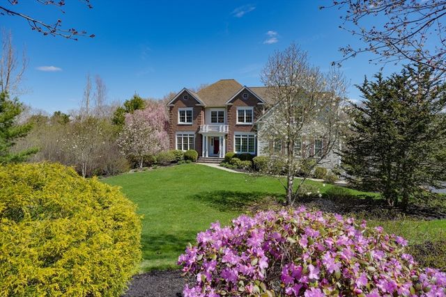 18 Manchester Dr, Wrentham, MA 02093
