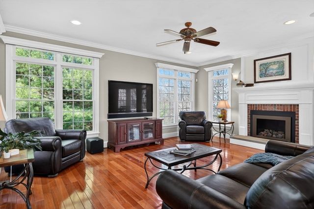 18 Manchester Dr, Wrentham, MA 02093
