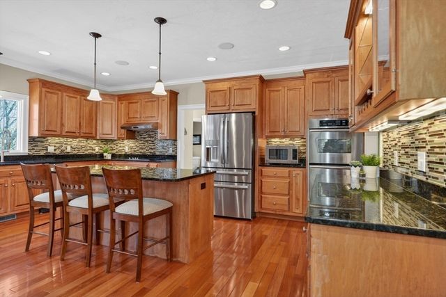 18 Manchester Dr, Wrentham, MA 02093