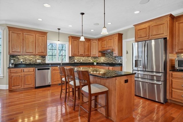 18 Manchester Dr, Wrentham, MA 02093