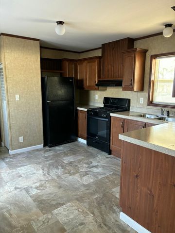 820 S Chinowth Road 80, Visalia, CA 93277