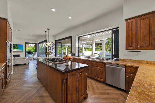 1563 Andorre Gln, Escondido, CA 92029