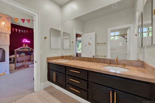 1563 Andorre Gln, Escondido, CA 92029
