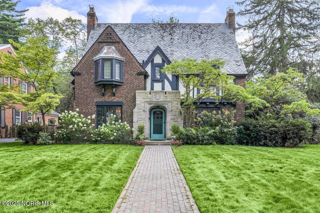 3765 Brookside Road, Ottawa Hills, OH 43606