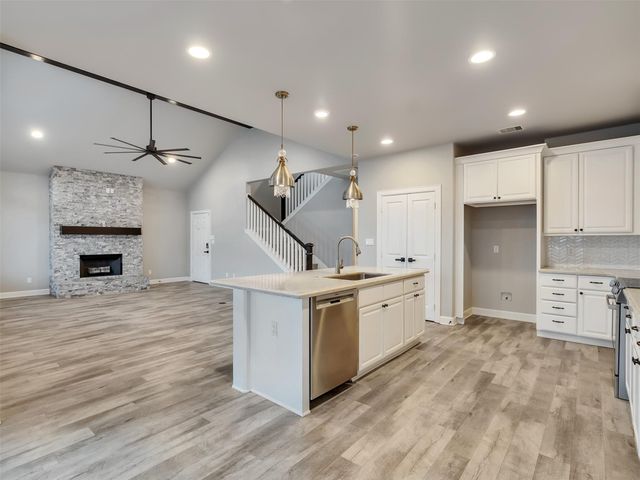 425 Amanda Circle, Tiki Island, TX 77554