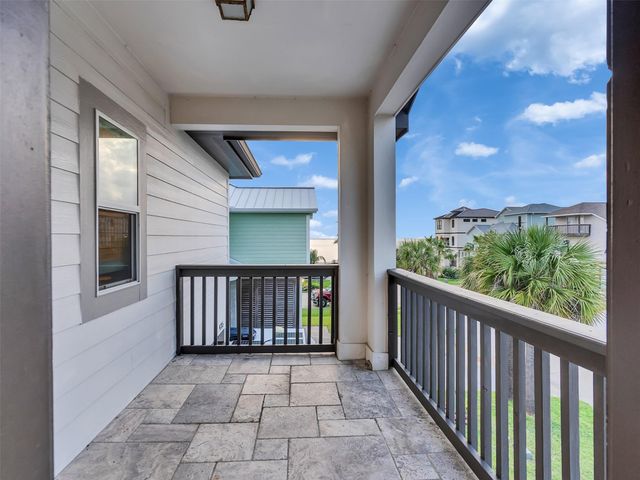 425 Amanda Circle, Tiki Island, TX 77554