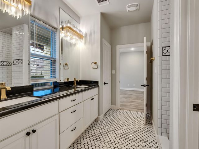 425 Amanda Circle, Tiki Island, TX 77554