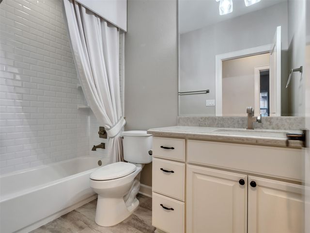 425 Amanda Circle, Tiki Island, TX 77554