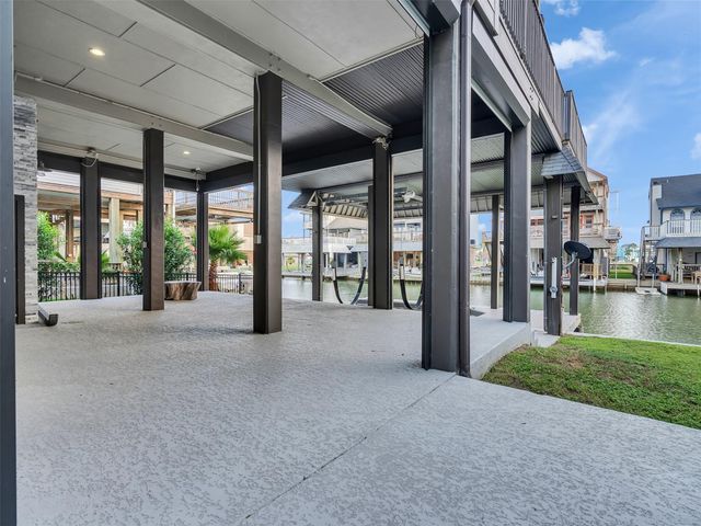 425 Amanda Circle, Tiki Island, TX 77554