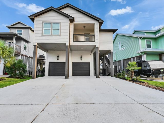 425 Amanda Circle, Tiki Island, TX 77554