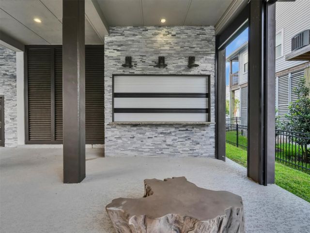 425 Amanda Circle, Tiki Island, TX 77554