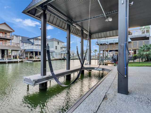 425 Amanda Circle, Tiki Island, TX 77554
