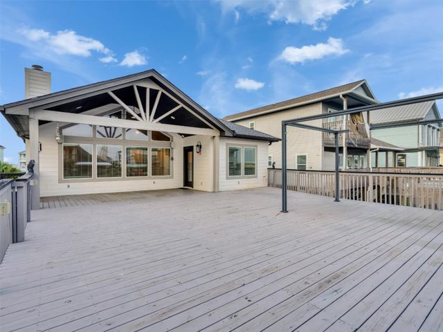 425 Amanda Circle, Tiki Island, TX 77554