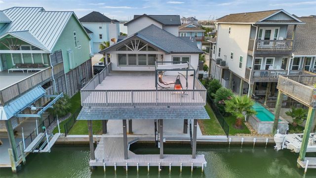 425 Amanda Circle, Tiki Island, TX 77554