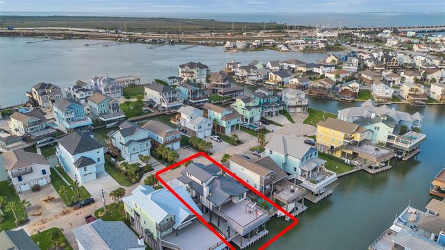 425 Amanda Circle, Tiki Island, TX 77554