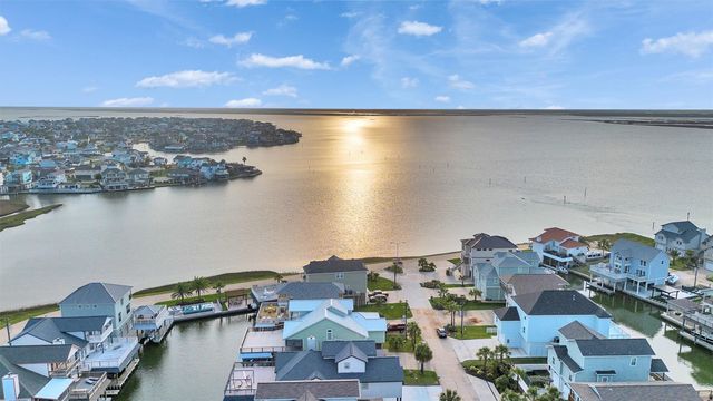 425 Amanda Circle, Tiki Island, TX 77554