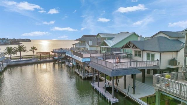 425 Amanda Circle, Tiki Island, TX 77554