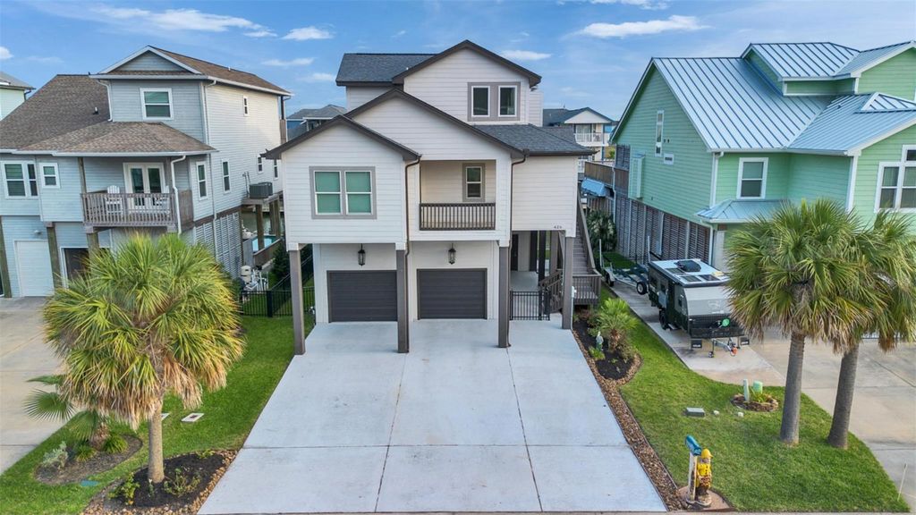 425 Amanda Circle, Tiki Island, TX 77554