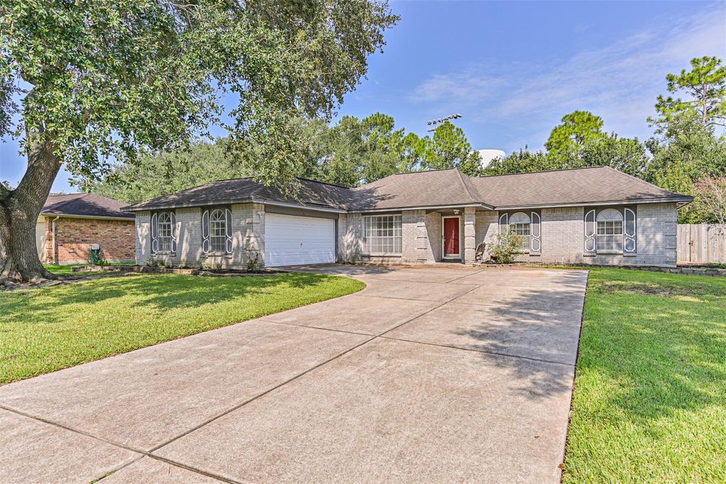1115 W Castlewood Avenue, Friendswood, TX 77546