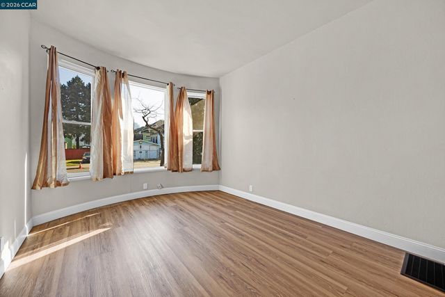 1923 West St, Oakland, CA 94612