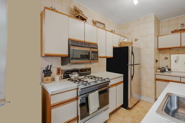 109-14 Ascan Avenue 4B, Forest Hills, NY 11375