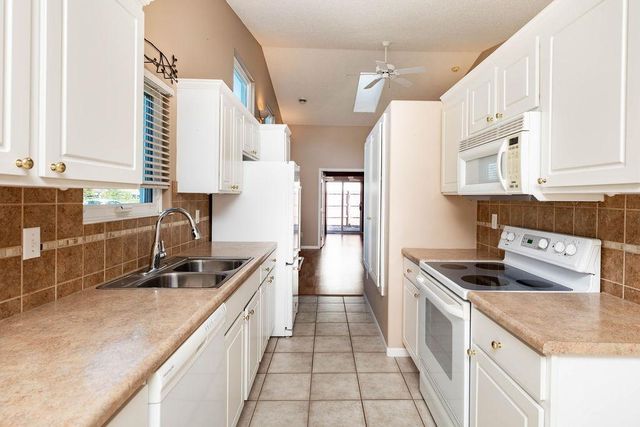 987 14th Avenue E, West Fargo, ND 58078