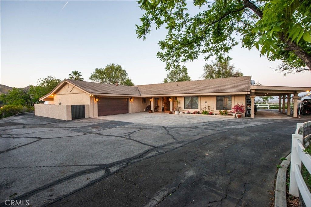 Image 2 of property listing at 30602 Hasley Canyon Road, Castaic, CA 91384