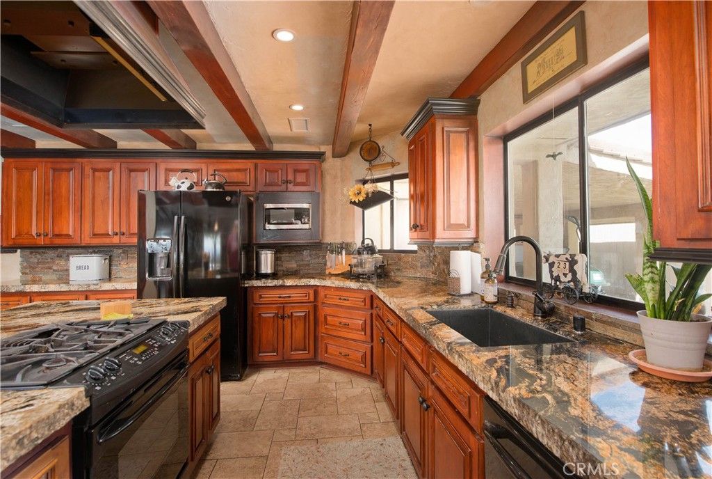 Image 6 of property listing at 30602 Hasley Canyon Road, Castaic, CA 91384