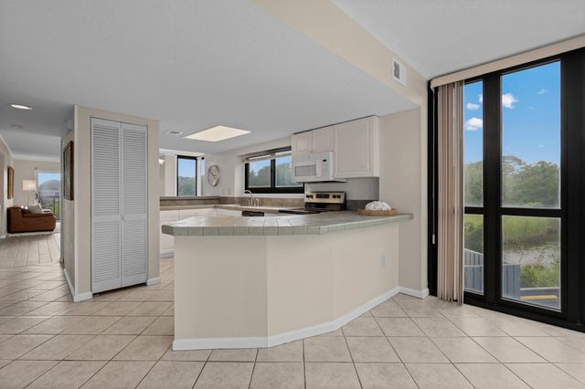 311 69th Ave N Apt 106, Myrtle Beach, SC 29572