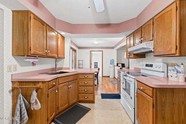 1425 S Crissey Road, Holland, OH 43528