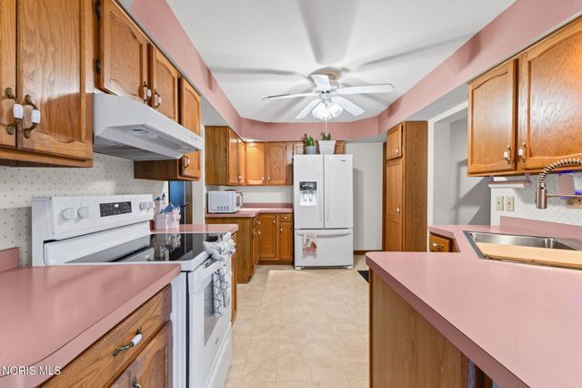 1425 S Crissey Road, Holland, OH 43528