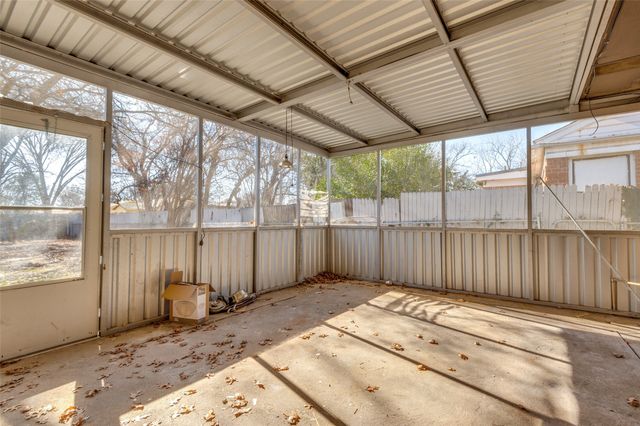 402 W Grauwyler Road, Irving, TX 75061