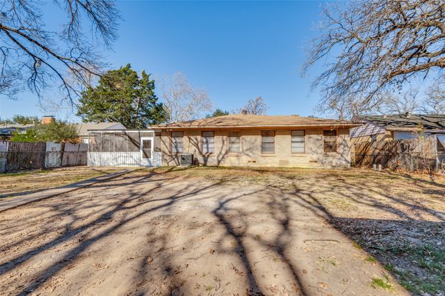 402 W Grauwyler Road, Irving, TX 75061