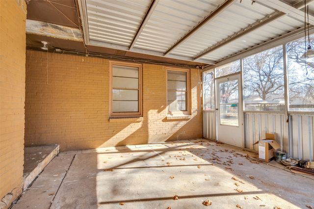 402 W Grauwyler Road, Irving, TX 75061