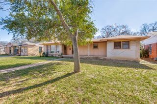 402 W Grauwyler Road, Irving, TX 75061