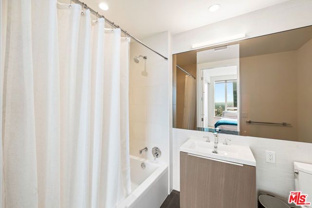 889 Francisco Street 3401, Los Angeles, CA 90017