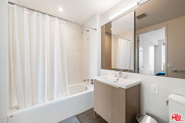 889 Francisco Street 3401, Los Angeles, CA 90017