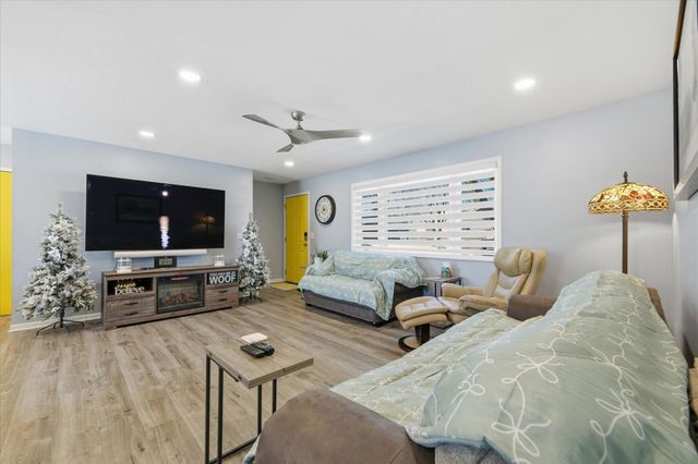 6424 Zealand Avenue N, Brooklyn Park, MN 55428