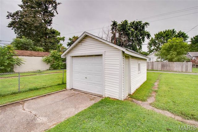 905 Madison Avenue, Wood River, IL 62095
