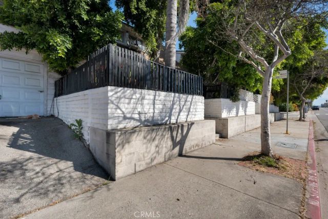 11667 Burbank, North Hollywood, CA 91601