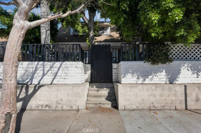 11667 Burbank, North Hollywood, CA 91601