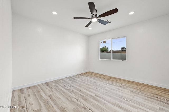 2328 W VILLAGE Drive, Phoenix, AZ 85023