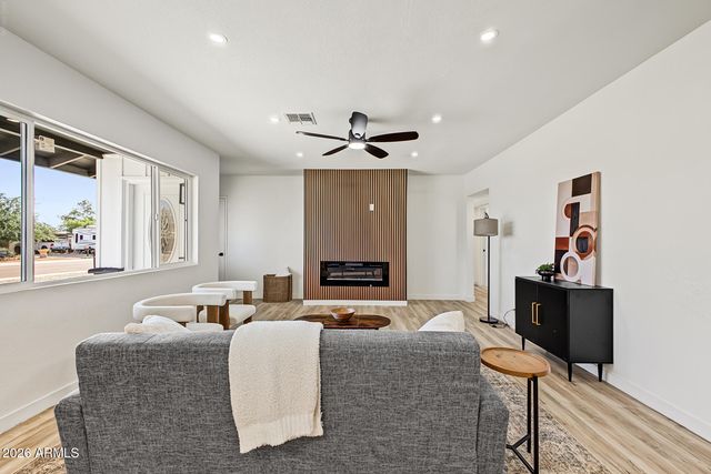 2328 W VILLAGE Drive, Phoenix, AZ 85023