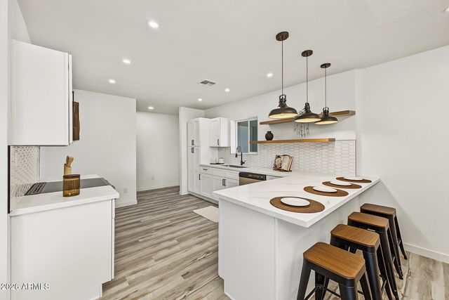 2328 W VILLAGE Drive, Phoenix, AZ 85023