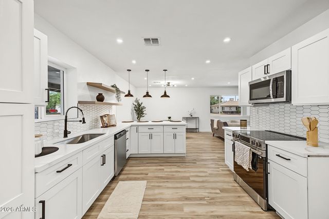 2328 W VILLAGE Drive, Phoenix, AZ 85023