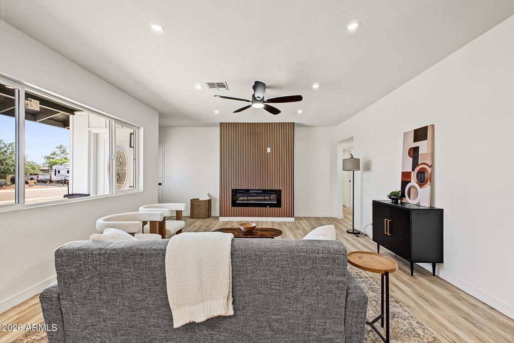 2328 W VILLAGE Drive, Phoenix, AZ 85023 — photo 3