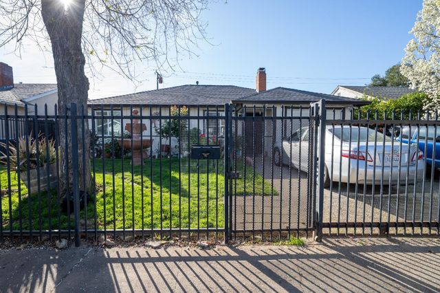 5250 Alcott Dr, Sacramento, CA 95820