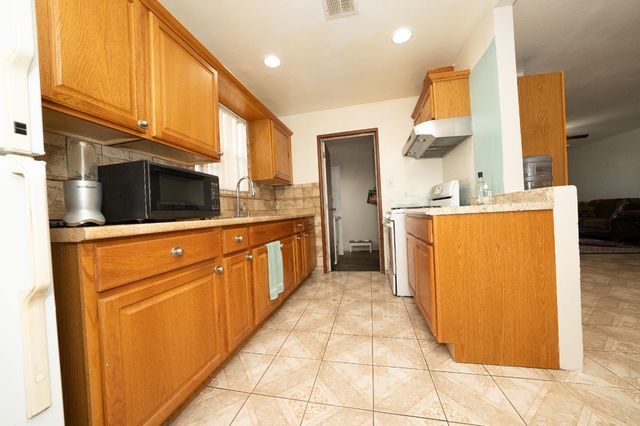 5250 Alcott Dr, Sacramento, CA 95820