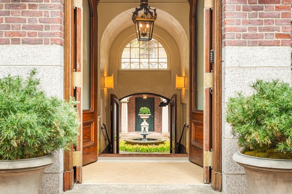 101 Chestnut Street E, Boston, MA 02108