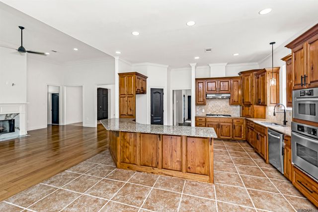 12457 Legacy Hills Dr, Geismar, LA 70734